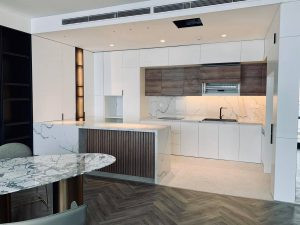 alt text: Bếp nhà cấp 4 tông màu sáng, sang trọng