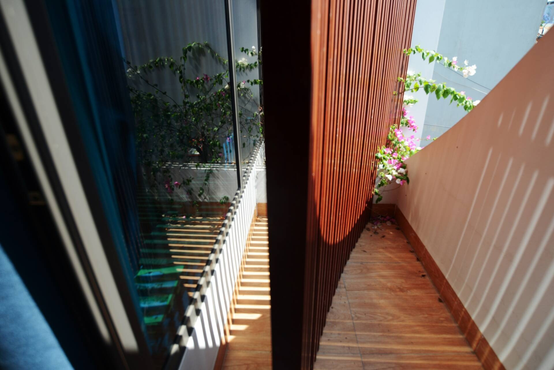 Ánh sáng tự nhiên trong nhà 2 tầng 1 tum