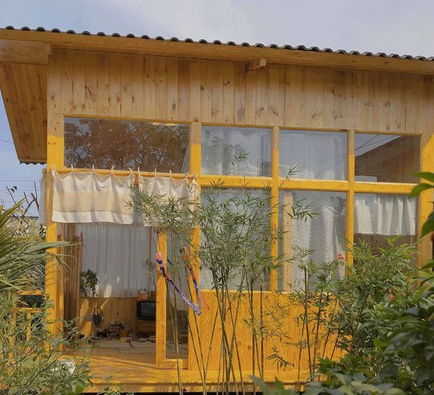 Bên hông nhà cũng có thêm cửa trượt ngang 1 cánh lớn với hiên ngồi hóng mát “cực chill”