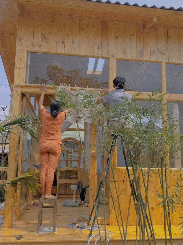 Bố mẹ Kiên Kim giúp trang trí ngôi nhà