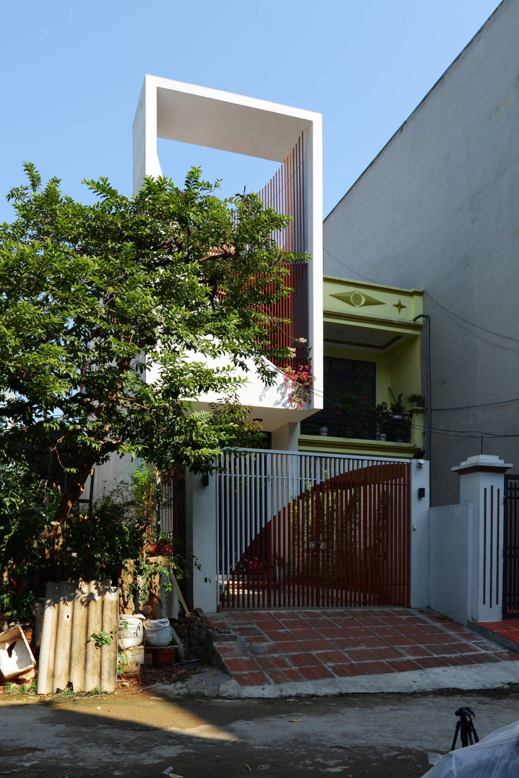 Bóng mát trong nhà 2 tầng 1 tum