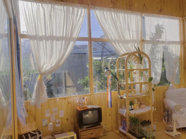 Cửa kính được decor thêm rèm ren trắng