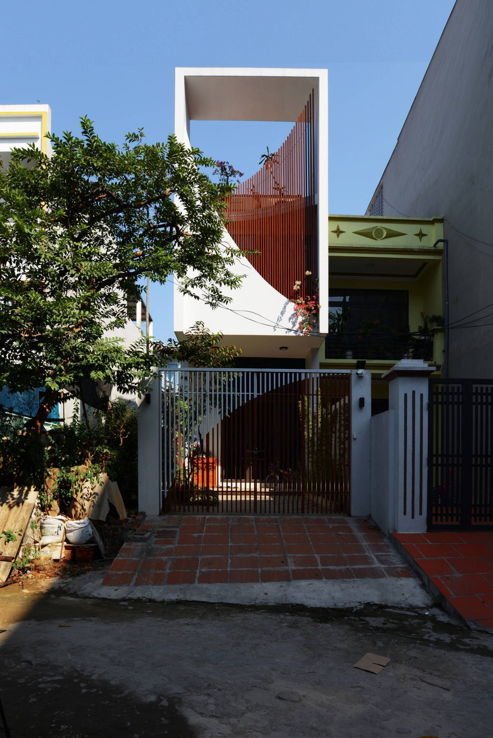 Đường cong khung sắt nhà 2 tầng 1 tum