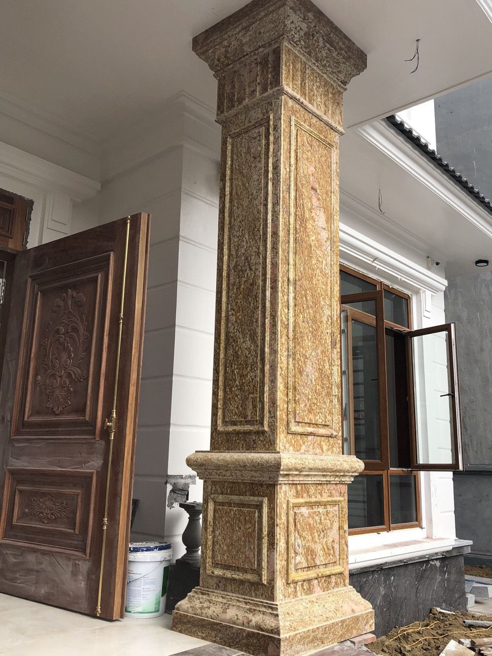 Gạch giả gỗ ốp cột nhà cấp 4