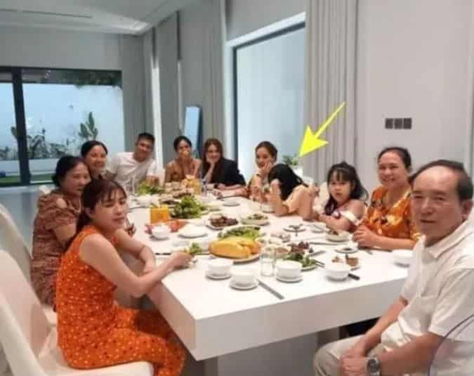 Gia đình sum họp trong biệt thự
