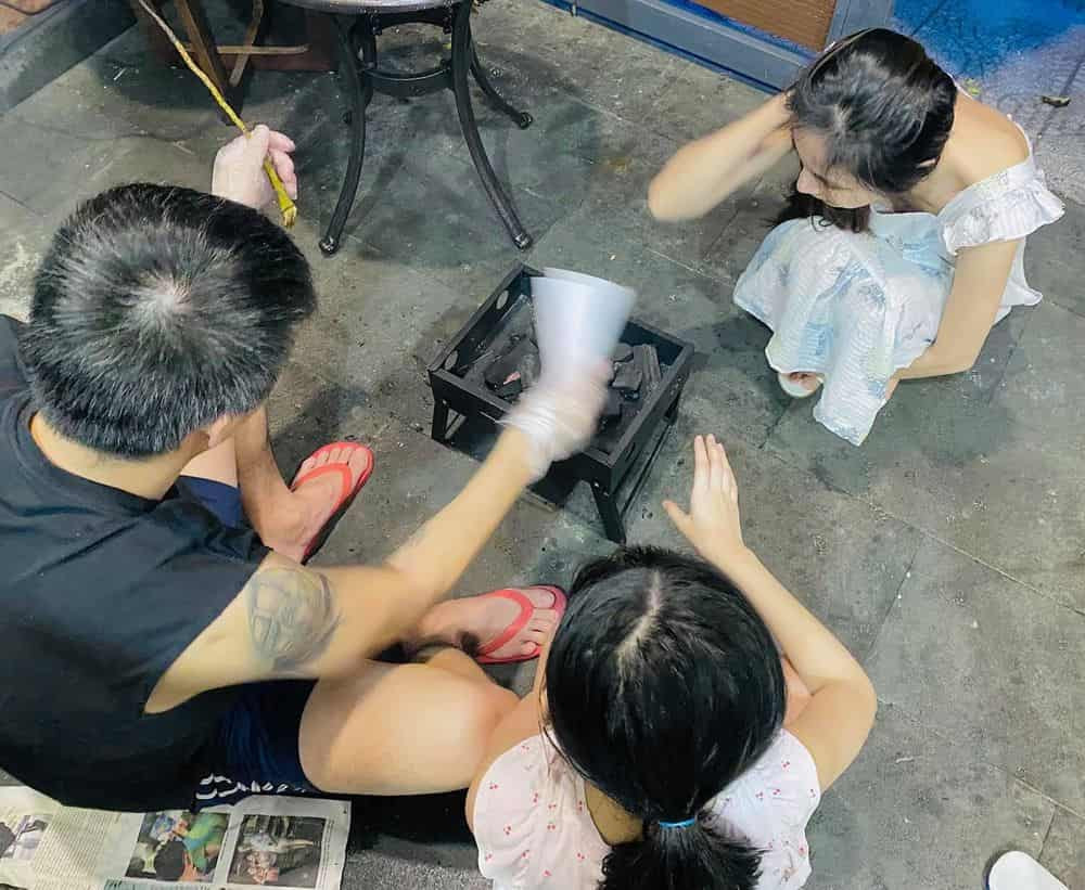 Gia đình Thủy Tiên nướng thịt ngoài trời