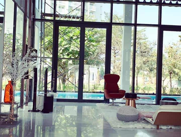 Góc chill nhìn ra hồ bơi