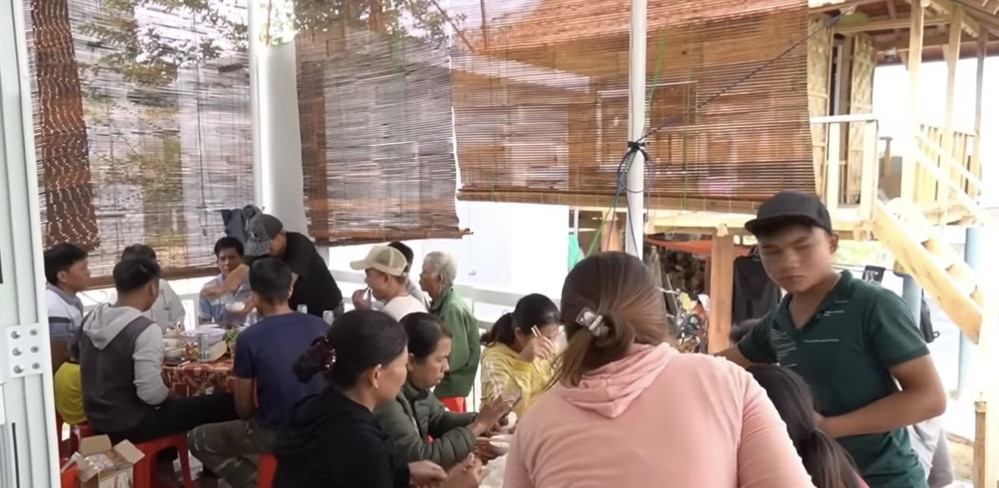 Hình ảnh Sô Y Tiết và gia đình trong tiệc đầy tháng của con trai