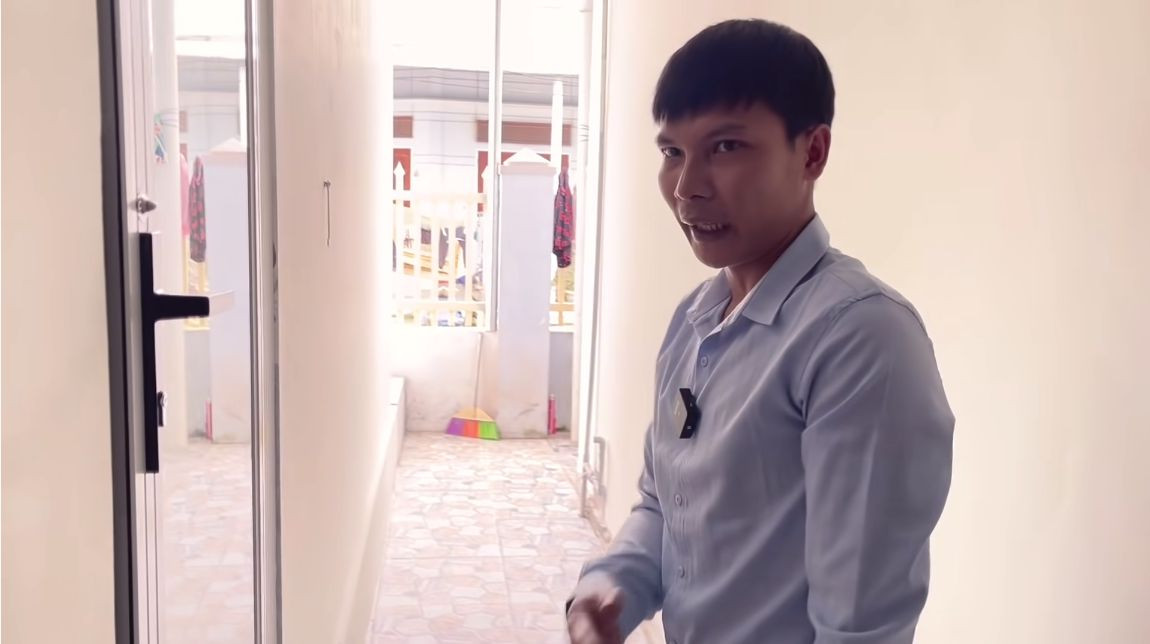 Khu vực bên hông nhà