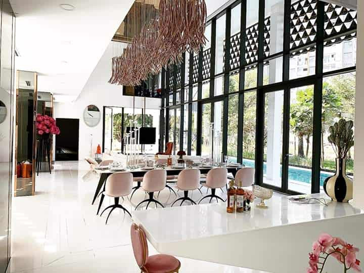 Khu vực bếp và quầy bar