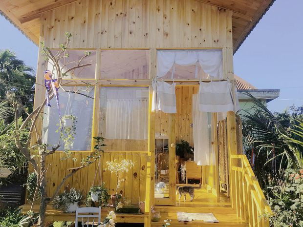 Mặt tiền ngôi nhà được thiết kế cửa kính đẩy ngang