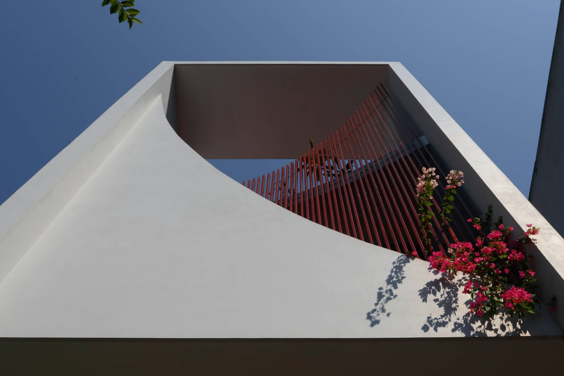 Mặt tiền nhà 2 tầng 1 tum hướng Tây Nam