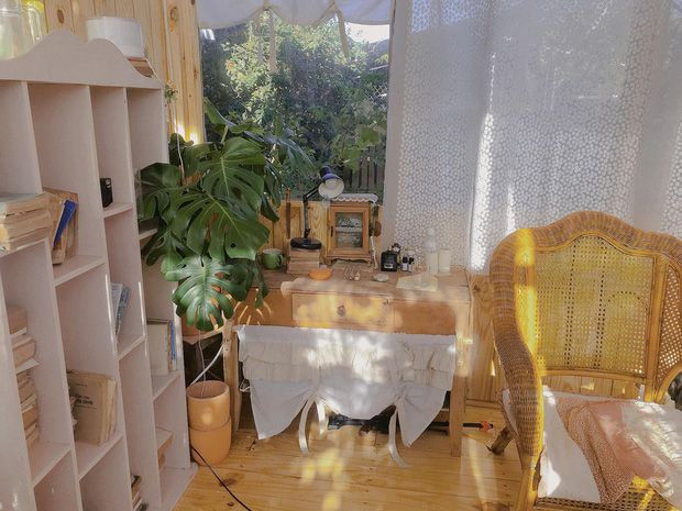 Ngôi nhà gỗ hoàn toàn đáp ứng tốt nhu cầu làm studio chụp hình của Kiên Kim