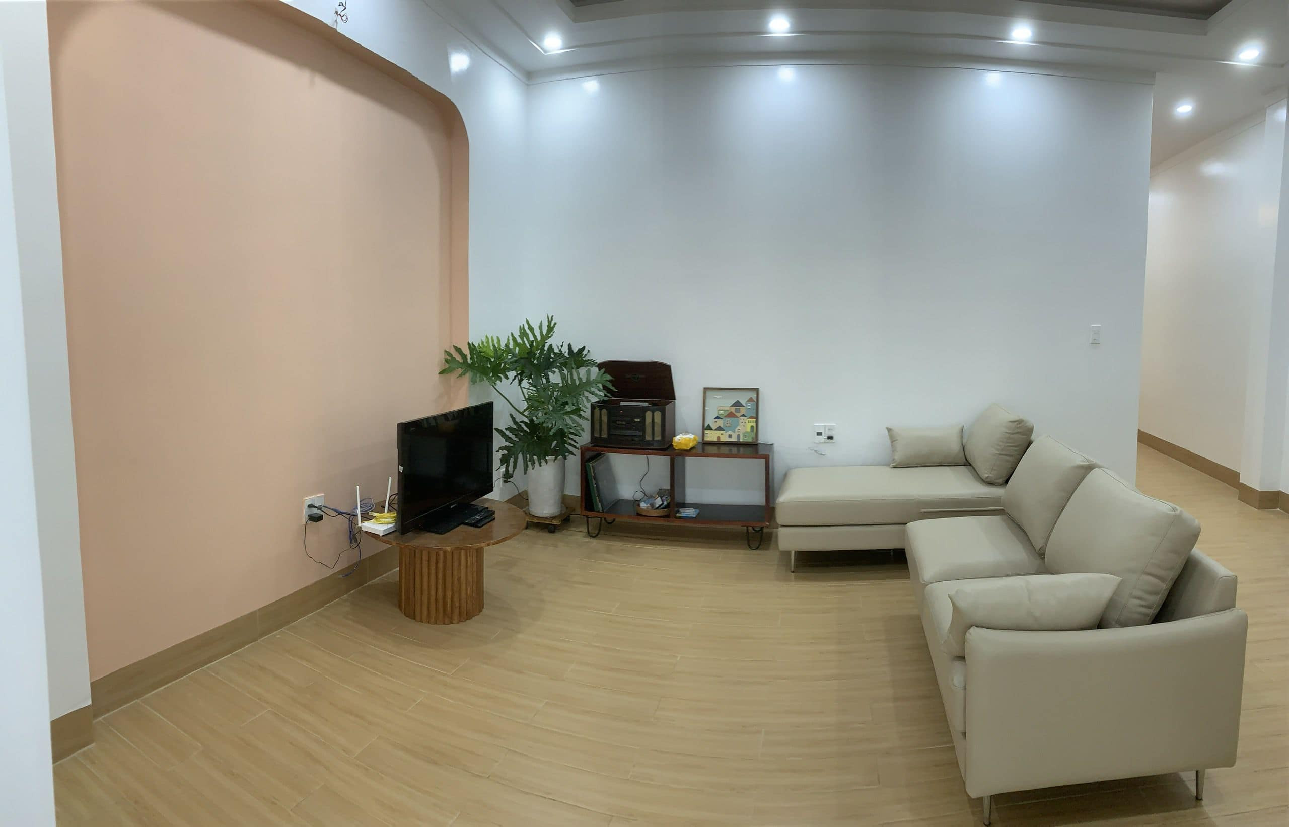 Phòng khách nhà cấp 4 mái tôn 2 phòng ngủ