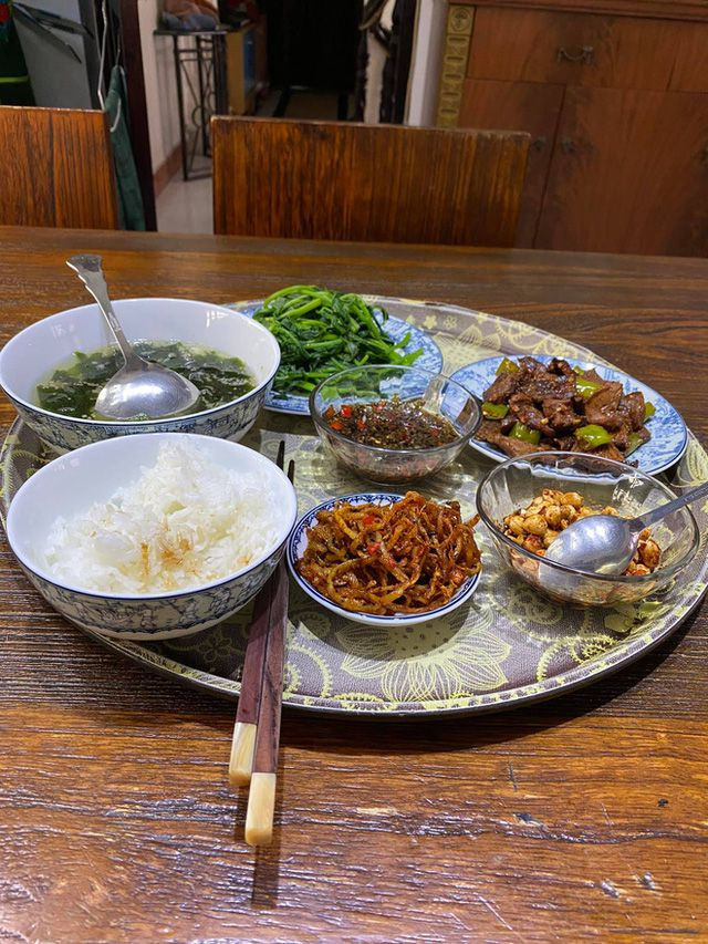 Quang Linh chăm sóc cây cảnh