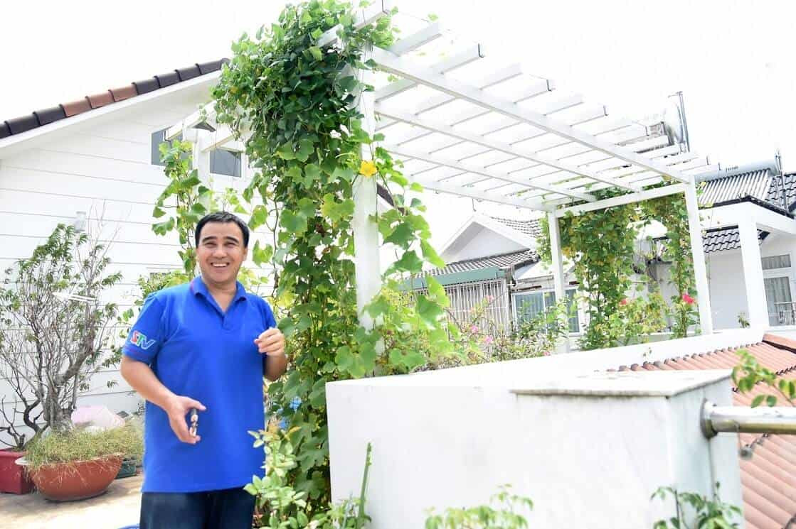 Quyền Linh làm vườn tại nhà biệt thự