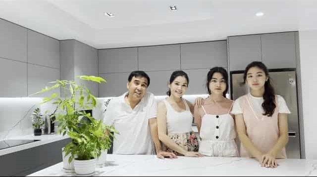 Quyền Linh và gia đình trong căn bếp mới