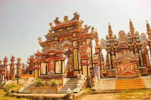 Thợ xây đang làm việc tại nghĩa địa An Bằng