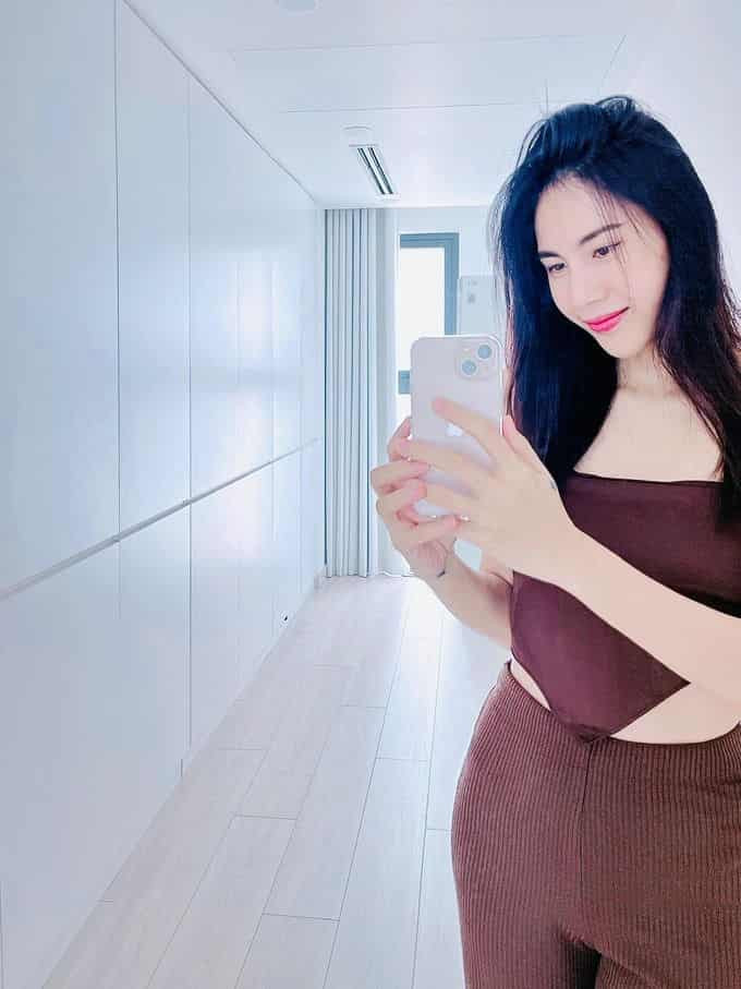 Thủy Tiên selfie trong không gian sống tông trắng