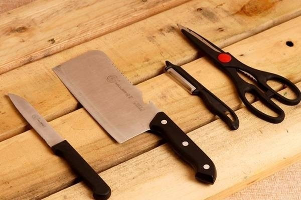 Tránh gầm giường để đồ vật sắc nhọn